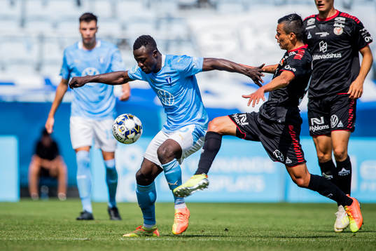 Malmö FFs Bonke Innocent och Kalmars Romario Pereira Sipiao
