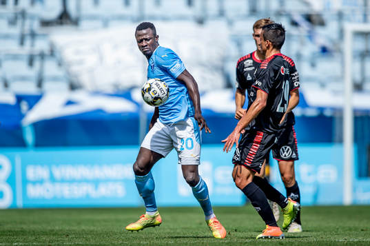 Malmö FFs Bonke Innocent mot Kalmars Romario Pereira Sipiao