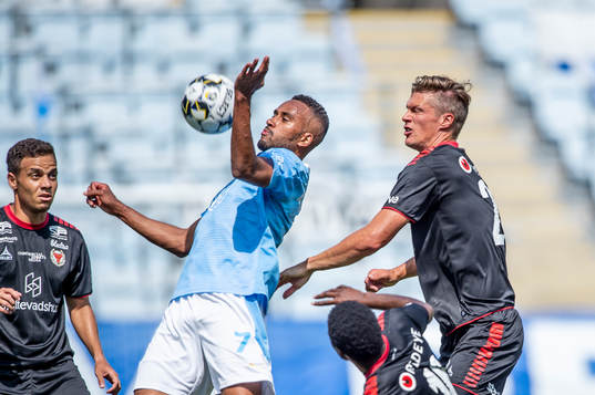 Malmö FFs Isaac Kiese Thelin mot Kalmars Viktor Elm