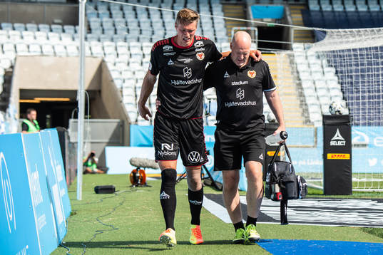 Kalmars Viktor Elm får hjälp av planen