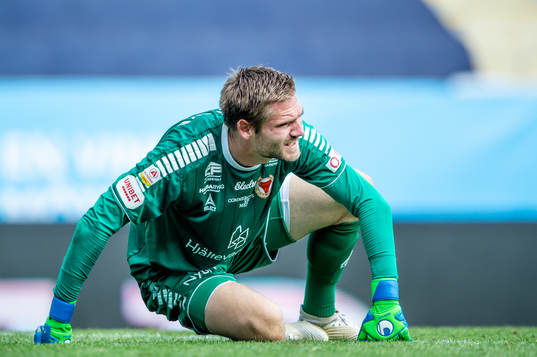 Kalmars målvakt Lucas Hägg Johansson grinar illa