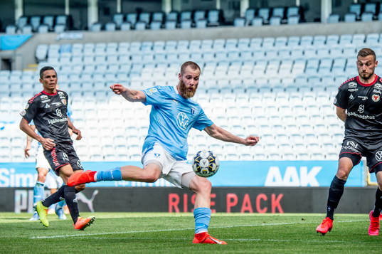 Malmö FFs Jo Inge Berget med skott på mål