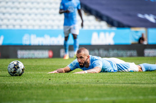 Malmö FFs Guillermo Molins liggandes på gräset