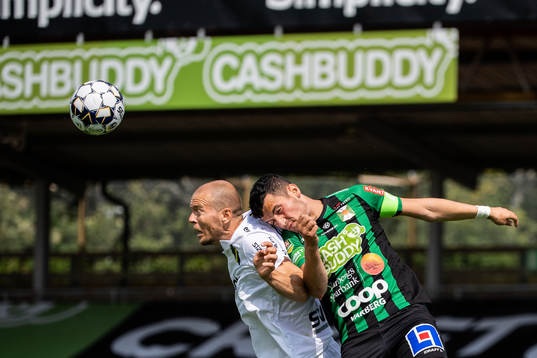 s Per Karlsson och Varbergs Astrit Selmani