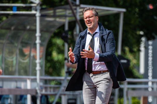 s tränare Rikard Norling reagerar
