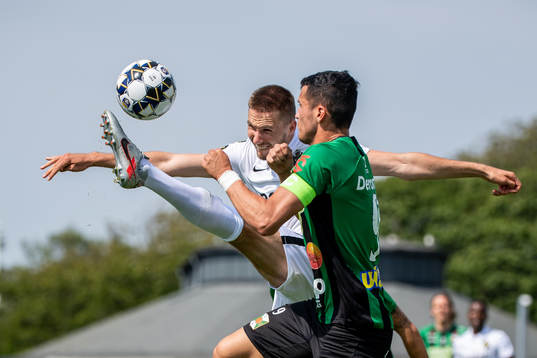 s Karol Mets och Varbergs Astrit Selmani