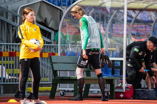 Varbergs Joakim Lindner lämnar planen