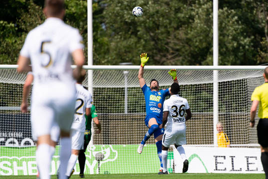 Varbergs målvakt Stojan Lukic i situationen som leder fram