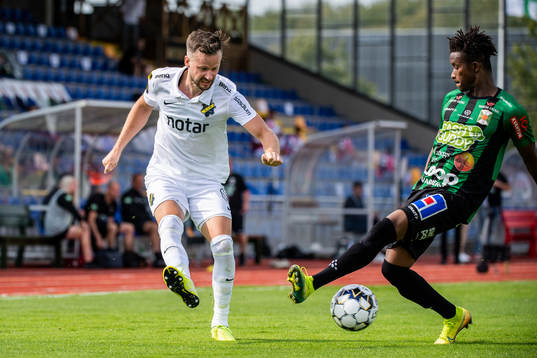 s Robert Lundström och Varbergs Adama Fofana