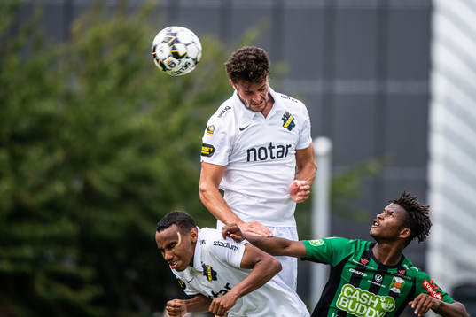 s Bilal Hussein och Daniel Granli i en duell med Varbergs