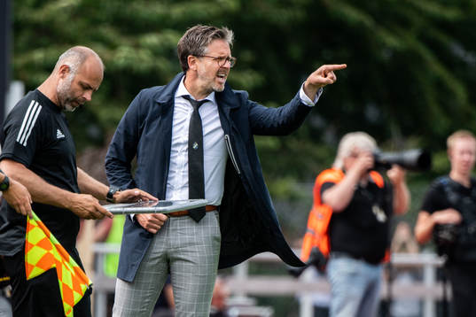 s tränare Rikard Norling ger instruktioner vid ett