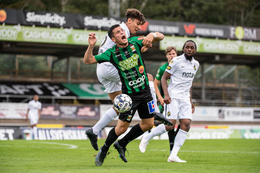 s Robin Tihi och Varbergs Astrit Selmani i en situation som