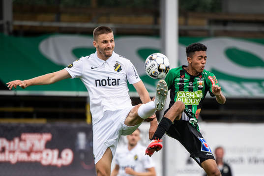 s Karol Mets och Varbergs Tashreeq Matthews