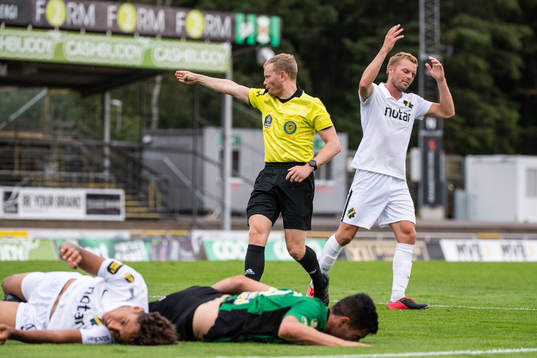 Domare Fredrik Klitte signalerar för straffspark samtidigt