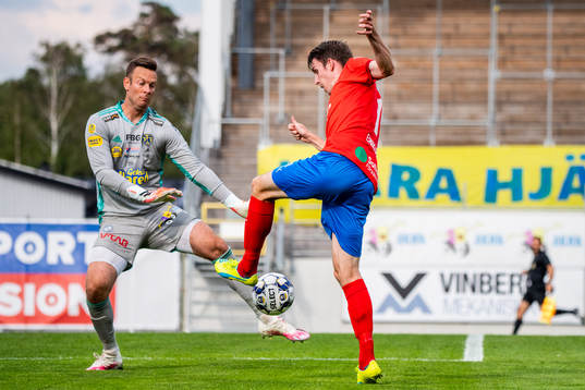 Falkenbergs målvakt Viktor Norling och Helsingborgs Adam