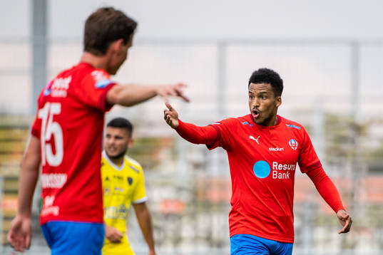 Helsingborgs Max Svensson och Martin Olsson diskuterar