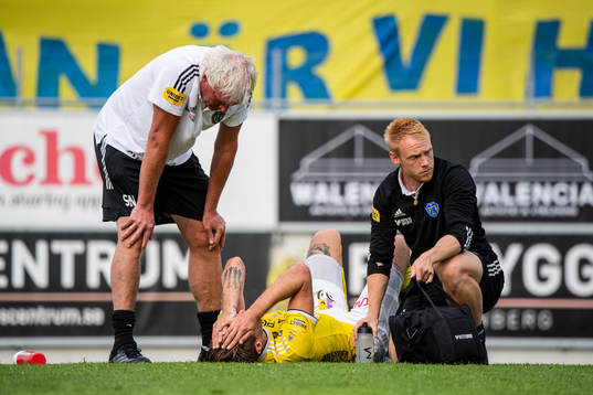 Falkenbergs Tobias Karlsson får läkarvård