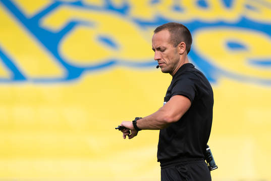 Domare Kaspar Sjöberg tittar på sin klocka