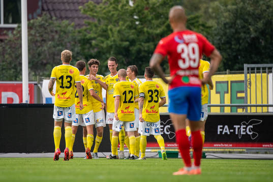 Falkenbergs Matthew Garbett jublar med lagkamrater