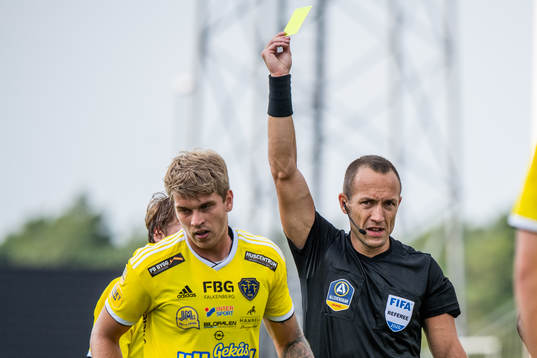 Falkenbergs Marcus Klingenberg Mathisen visas ett gult kort
