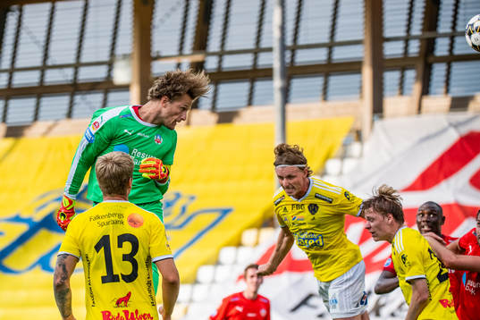 Helsingborgs målvakt Anders Lindegaard nickar till 2-2