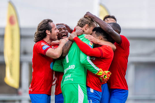 Helsingborgs målvakt Anders Lindegaard jublar med