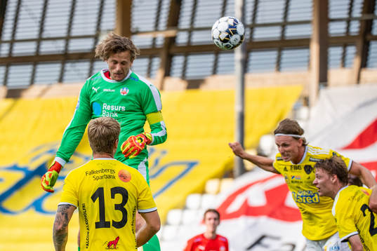 Helsingborgs målvakt Anders Lindegaard nickar till 2-2