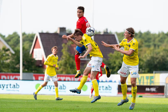 Helsingborgs Assad Al Hamlawi nickar bollen framför