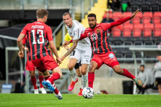 Häckens Gustaf Nilsson och Östersunds Noah Sonko