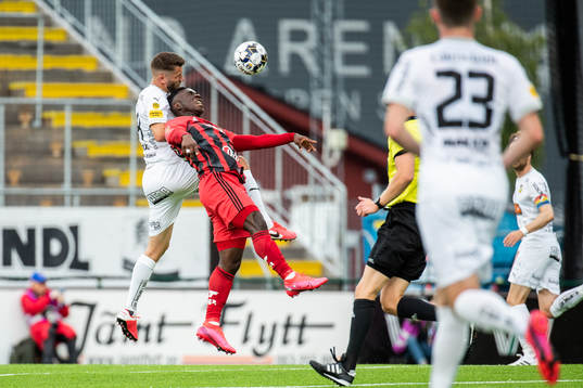 Häckens Joona Toivio och Östersunds Jordan Attah Kadiri