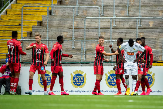 Östersunds Felix Hörberg jublar med lagkamrater