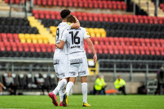 Häckens Leo Bengtsson (h) jublar