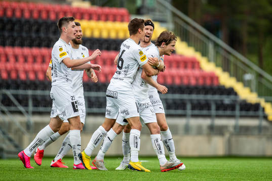 Häckens Erik Friberg jublar med lagkamrater