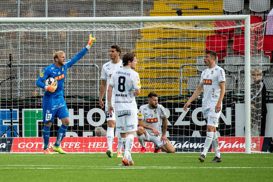 Häckens målvakt Peter Abrahamsson reagerar