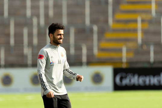 Östersunds assisterande tränare Amir Azrafshan jublar
