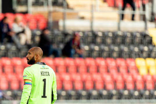 Östersunds målvakt Aly Keita kollar på matchklockan