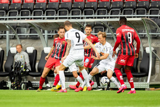 Östersunds Charlie Colkett i kamp om bollen med Häckens