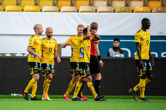 Elfsborgs Johan Larsson jublar med lagkamrater