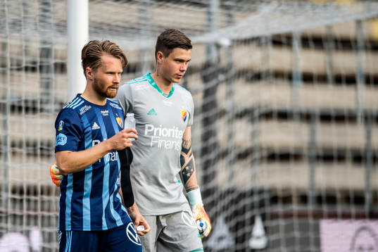 Djurgårdens Jacob Une Larsson och målvakt Per Kristian