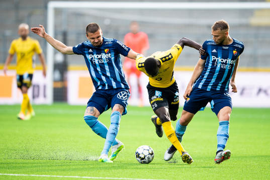 Elfsborgs Marokhy Ndione i kam p med Djurgårdens Erik Berg