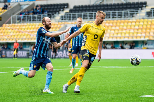 Elfsborgs Gustav Henriksson och Djurgårdens Curtis Edwards