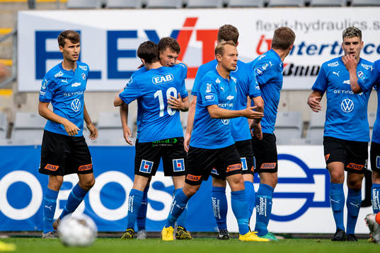 Halmstads Samuel Kroon jublar med lagkamrater