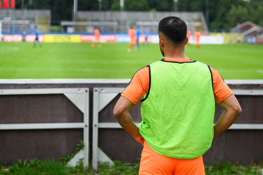 AFC Eskilstunas spelare som ser på matchen från sidan