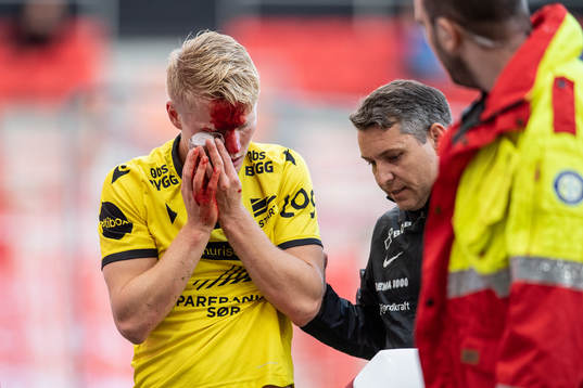 Kristoffer Tønnesen of Start is hurt and receives medical