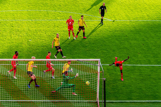 Gilbert Koomson of Brann scores the 1-1 goal behind