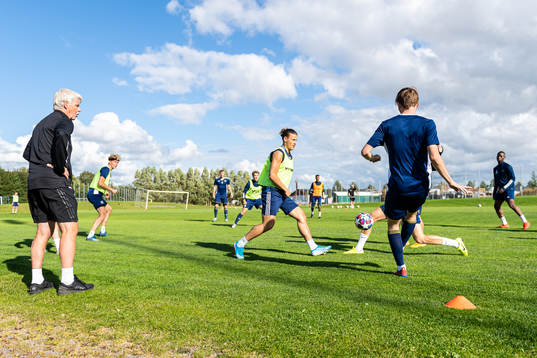 Tränare Karl-Gunnar Björklund instruerar spelarna