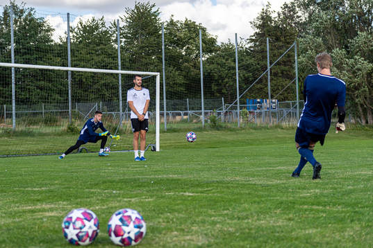 Målvakterna Robin Streifert och Alex Persson Wejdrup i en