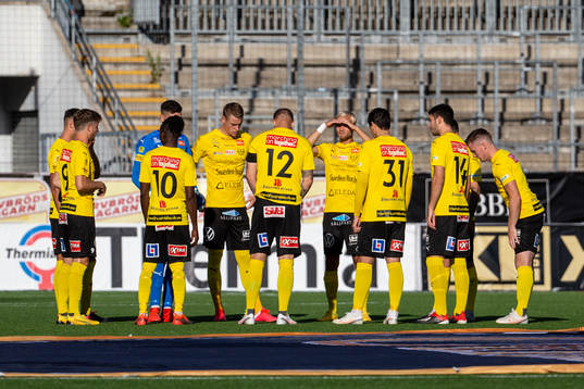 Mjällbys spelare samlas i en ring