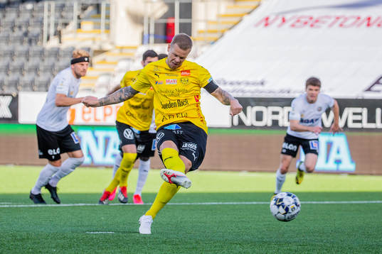 Mjällbys David Löfquist gör 0-1 på straff
