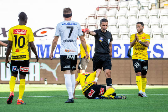 Domare Bojan Pandzic signalerar för straff